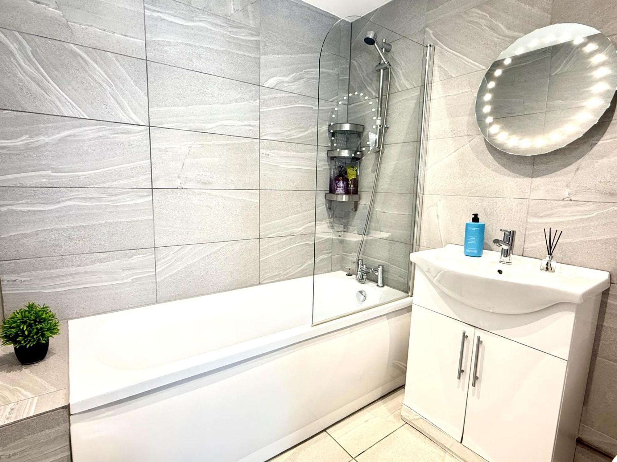 Evergreen Lodge - Two Bed Lux Flat - Parking, Garden, Patio, Wifi, Netflix - Close To Blenheim Palace & Oxford - F3 Kidlington Eksteriør bilde