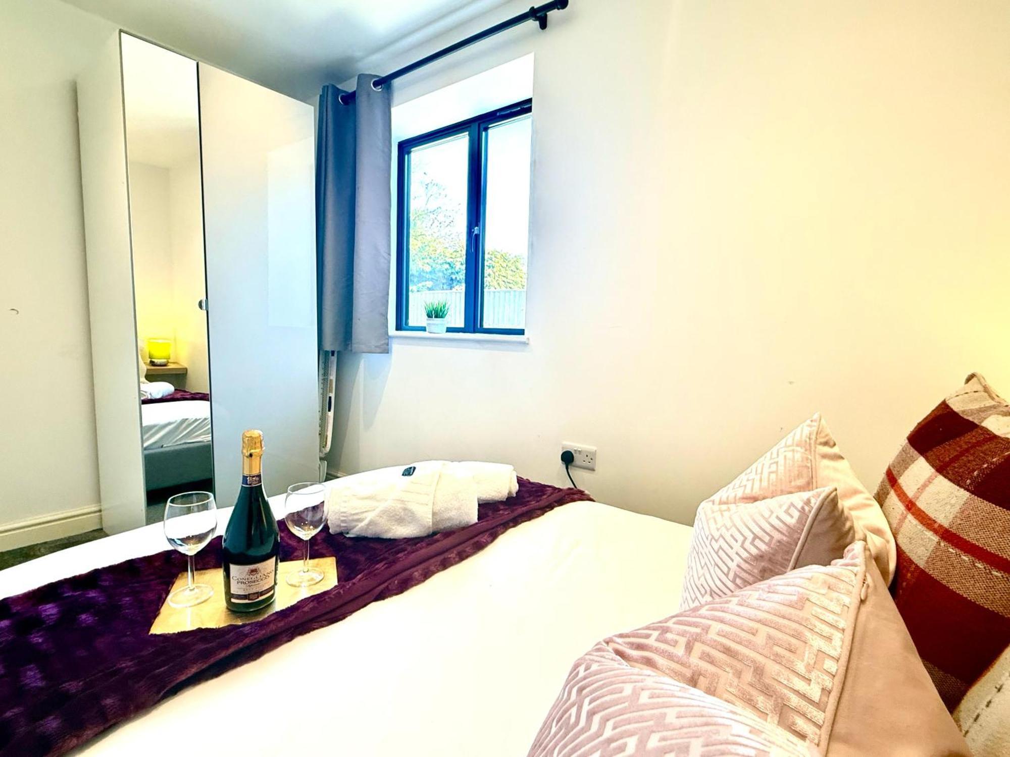Evergreen Lodge - Two Bed Lux Flat - Parking, Garden, Patio, Wifi, Netflix - Close To Blenheim Palace & Oxford - F3 Kidlington Eksteriør bilde