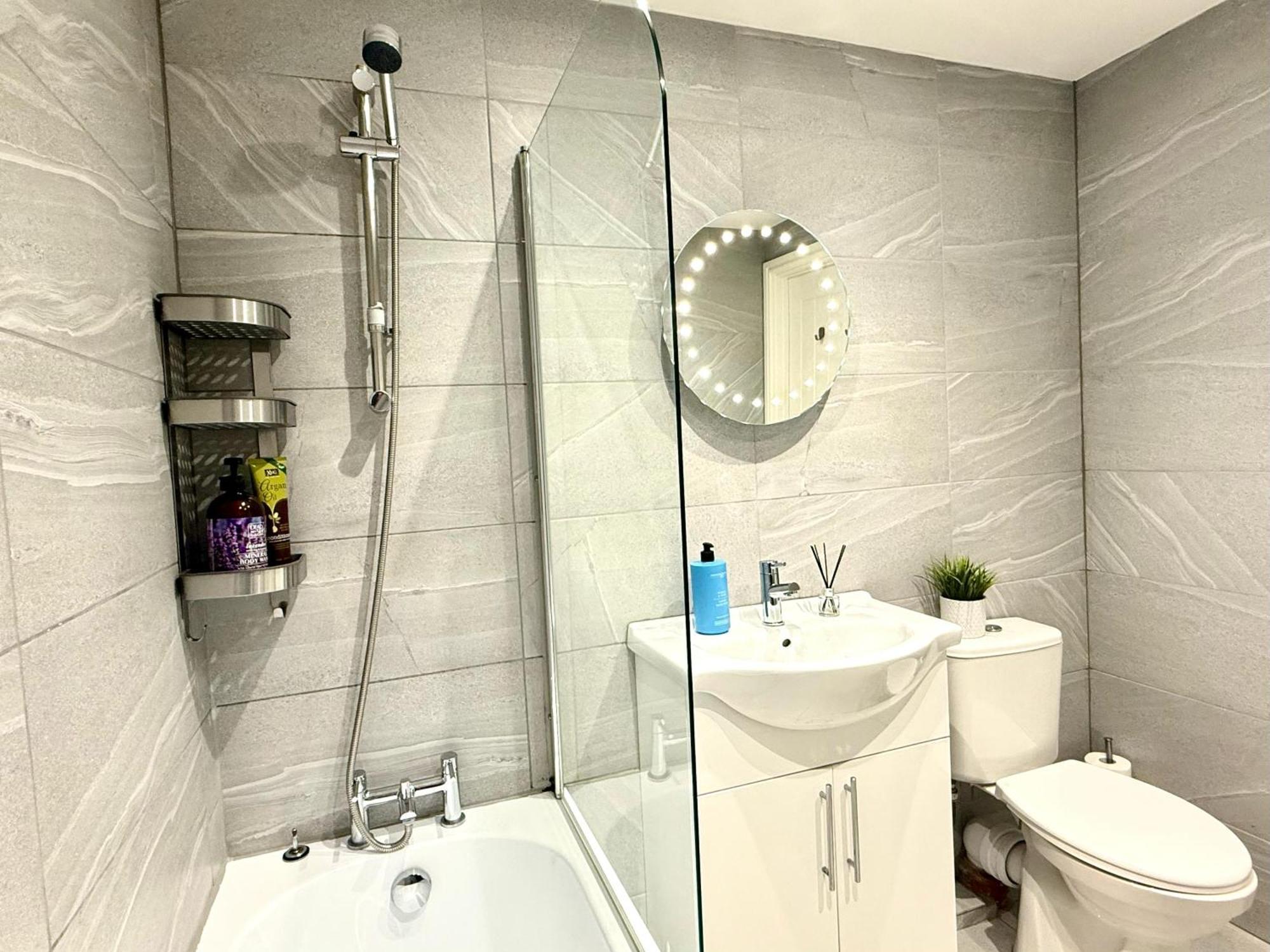 Evergreen Lodge - Two Bed Lux Flat - Parking, Garden, Patio, Wifi, Netflix - Close To Blenheim Palace & Oxford - F3 Kidlington Eksteriør bilde